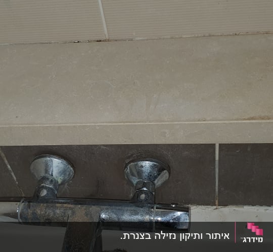 ברז כרום מעל כיור עם מדף אבן